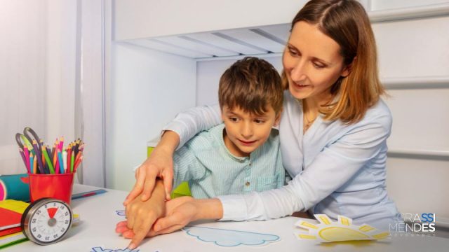 Plano deverá reembolsar tratamento de autista com profissionais